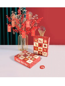 Primer plano de cajas de regalo rojas festivas con patrones de nueve rejillas y etiquetas