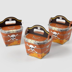 Drei Piraten-Schatzkisten-Geschenkboxen mit Holzmaserung, Totenkopf und Piratenhut-Griff