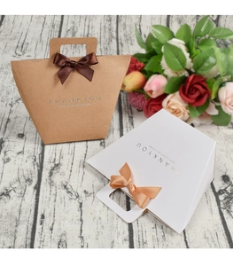 Geschenktüten aus Kraftpapier in Trapezform mit THANK YOU Aufdruck und Satin Schleife