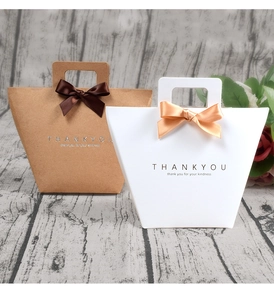 Detail von Luxus Kraft Geschenktüten mit Thank You Druck und eleganten Schleifen