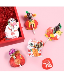 Detailansicht chinesischer Neujahrs-Lutscherkarten mit Glückskatzen- und Gott-Motiven