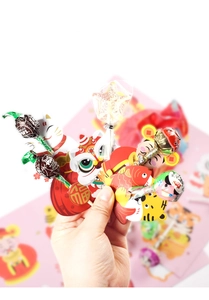 Detail der bunten chinesischen Neujahrslutscher-Papierkarten mit süßen Cartoon-Figuren