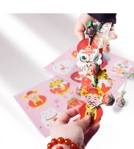 Detailansicht chinesischer Neujahrs-Lutscher-Papierkarten mit festlichen Comicfiguren