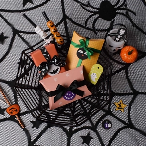 Halloween Kissen-Geschenkboxen in Orange und Rosa mit Kürbis- und Geist-Anhängern