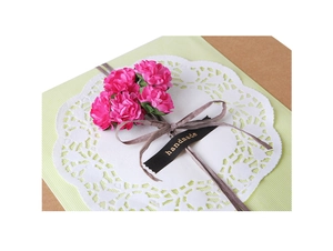 Detalle de flores de papel hechas a mano rosas con rafia y etiqueta negra handmade