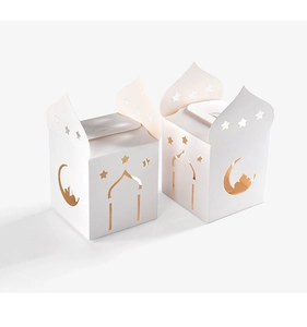 Dettagli taglio laser con motivi di stelle e moschee su scatole regalo bianche