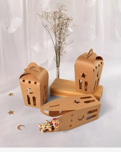 Detail der Kraftpapier-Geschenkboxen mit Stern-Mond-Ausschnitten und Tragegriff