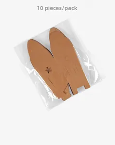 Nahaufnahme von 10 raketenförmigen Kraftpapier-Geschenkanhängern mit Mond und Sternen