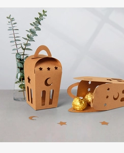 Detail von Kraftpapier-Geschenkboxen mit Stern- und Mond-Ausschnitten und praktischem Griff