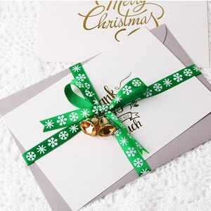Ruban de Noël vert avec flocons blancs, cloches dorées et cartes pour emballage de cadeaux