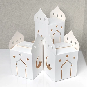 Scatola regalo bianca con stelle e lune intagliate per biscotti e caramelle natalizie