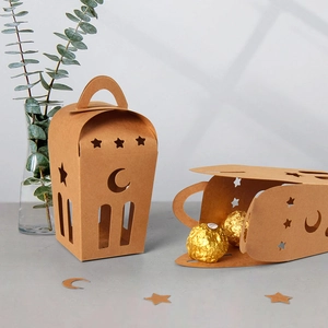 Minimalistische Kraftpapier-Geschenkbox in Hausform mit Stern-Mond-Ausschnitt