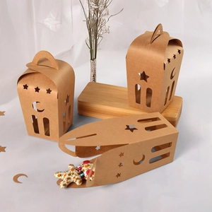 Geschenkbox aus Kraftpapier mit Stern- und Mond-Hohlmuster und Bogen-Tragegriff