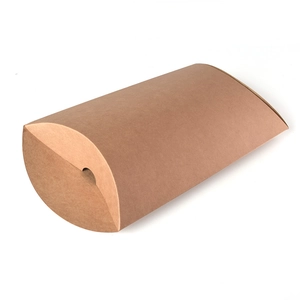 Dicke braune Kraftpapier-Kissenbox aus 350g Karton im 45-Grad-Winkel auf Weiß