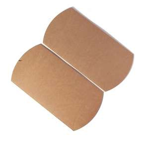 Geschenkkarton in Kissenform aus braunem Kraftpapier mit klassischem Falzdesign auf weiß