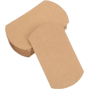 Flache Ansicht nicht zusammengebauter Kraftpapier-Geschenkkartons mit Falzlinien