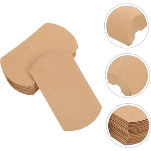 Flache Kraftpapier Kissen-Geschenkboxen mit Nahaufnahmen von Kanten und Faltstrukturen