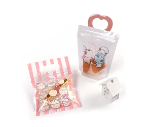 Primer plano de bolsas de dulces a rayas rosas y transparentes con asas de corazón