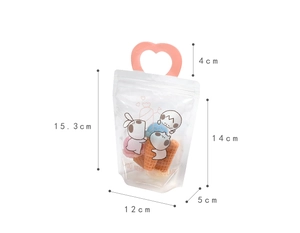 Detalle de dimensiones de bolsa de regalo rosa con asa de corazón y dibujos de conejitos
