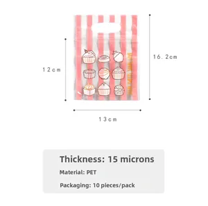 Détail du sac à bonbons rose rayé avec motif cupcake et dimensions 16,2x13cm