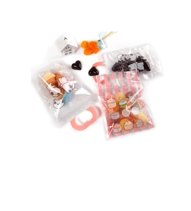 Detalle de bolsas con cremallera rosa con dibujos de panda y asas de transporte