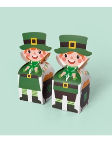 Détail des boîtes à bonbons leprechaun de la Saint-Patrick avec trèfles et motifs de chaudron