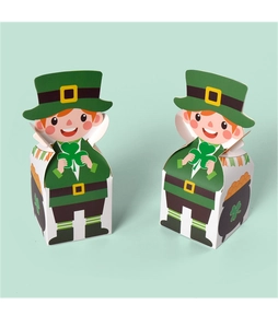 Gros plan sur les boîtes cadeau Saint-Patrick avec motifs de lutin et trèfles décoratifs