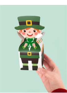 Vue en main d'une boîte à bonbons Saint-Patrick avec motif de dessin animé Leprechaun