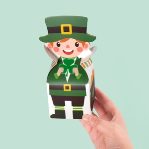 Boîte cadeau St. Patrick Leprechaun avec chapeau vert et motif de trèfle