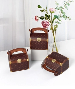 Drei Vintage Geschenkschachteln im Kofferdesign mit Griffen und Lederoptik-Muster