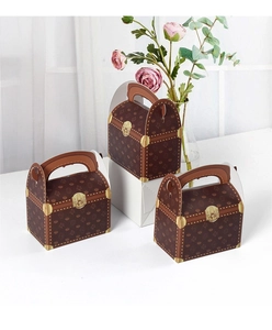 Detailansicht vintage Kunstleder Schatz-Geschenkboxen mit goldenen Beschlägen und Dekor