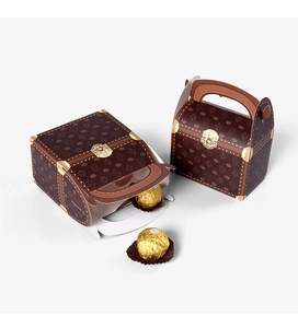 Detailansicht der Vintage-Geschenkbox im Koffer-Stil mit Goldmustern und Schokolade