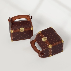 Coffrets cadeaux vintage en forme de valise marron avec motifs et poignées
