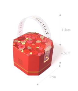 Dettaglio della scatola di caramelle nuziale ottagonale rossa con carattere Xi dorato
