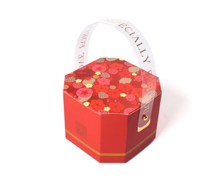 Dettaglio scatola esagonale rossa per confetti con fiori e carattere 囍