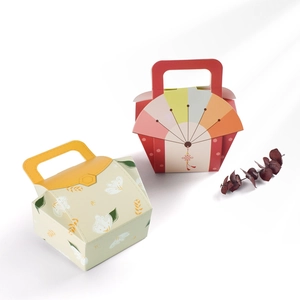 Traditional Chinese festive paper gift box with handle for pastries and wedding candies