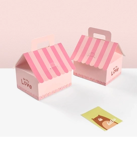Boîtes cadeaux roses en forme de maison avec texte 'Be My Love' et carte de voeux ours