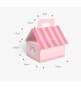 Détail boîte cadeau rose en forme de maison avec motif lapin et dimensions