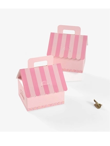 Détail de la boîte cadeau rose en forme de maison avec toit rayé et texte Be My Love