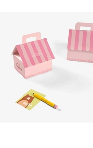 Détail boîte cadeau rose en forme de toit avec couvercle rayé et poignée de transport