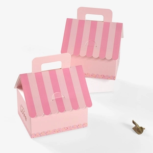 Boîte cadeau en forme de maison rose avec toit rayé et texte Be My Love pour mariage