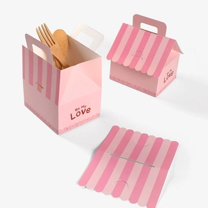 Boîte cadeau rayée rose en forme de maison avec poignée et texte Be My Love pour mariage
