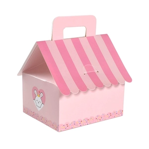 Boîte cadeau rose en forme de maison avec toit rayé et motifs de lapins mignons