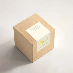 Minimalistische Kraftpapier-Geschenkbox mit floralem Siegelaufkleber und Dankesschreiben