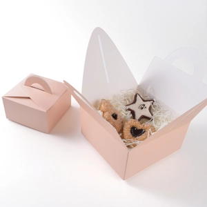 Eleganti scatole regalo rosa con manici e imbottitura in carta per pasticceria e dolci