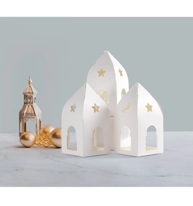 Trois boîtes cadeaux blanches en papier découpé avec étoiles et lune pour l'Aïd