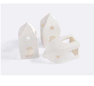 Détails de boîtes cadeaux blanches en forme de maison avec découpes d'étoiles et lune