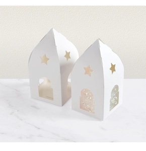 Détail de boîtes cadeaux blanches en forme de maison avec découpes et remplissage laser