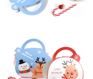 Detail der Weihnachts-Süßigkeitenboxen mit blauem Schneemann und rotem Rentier Design