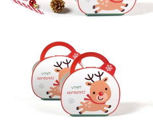Detail der Weihnachts-Geschenkboxen mit Cartoon-Rentier-Muster und roten Griffen
